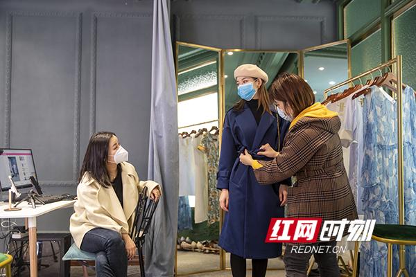 “疫”眼洞见②丨让爱与美好传递 服装定制店的暖心“突围”