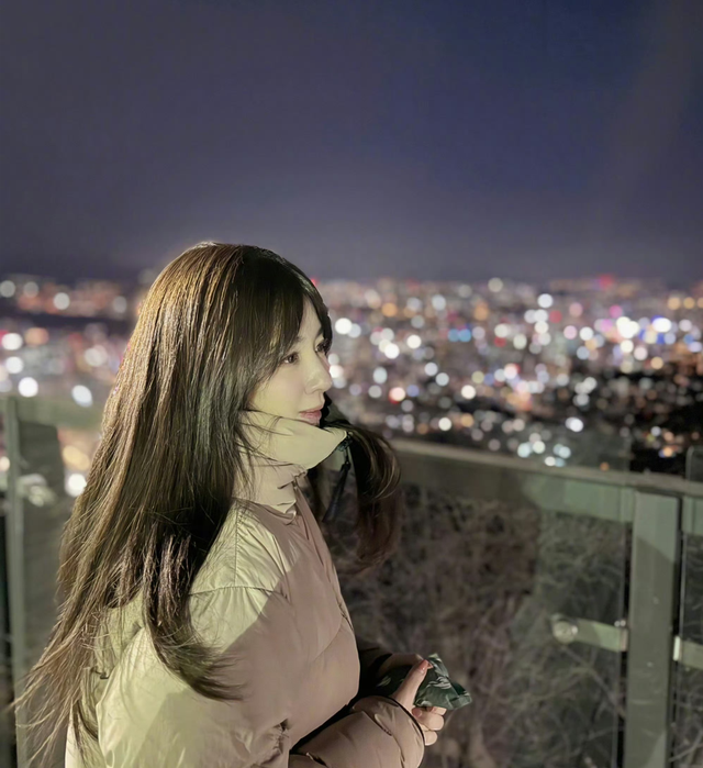 俞灏明与女友王晓晨甜蜜韩国游,两人不惧零下28度爬山挂同心锁
