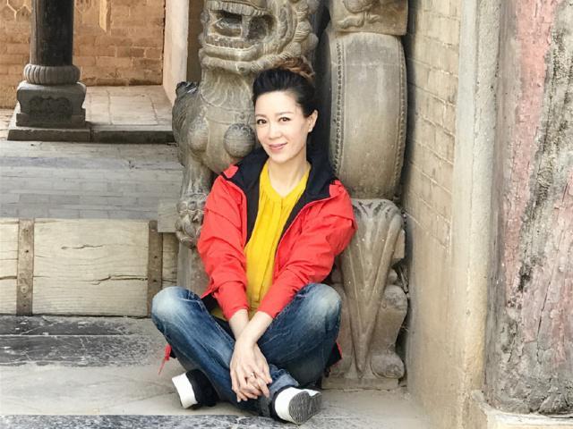 她是央视最美女主持,因直播“竖中指”被骂,如今46岁仍无儿无女