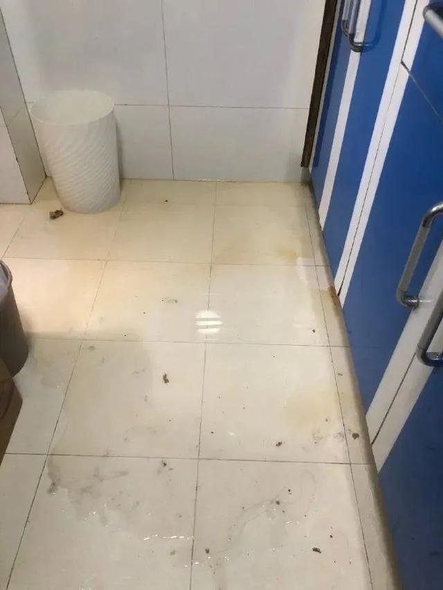 女主播带货把胸带没了?!画面太美...