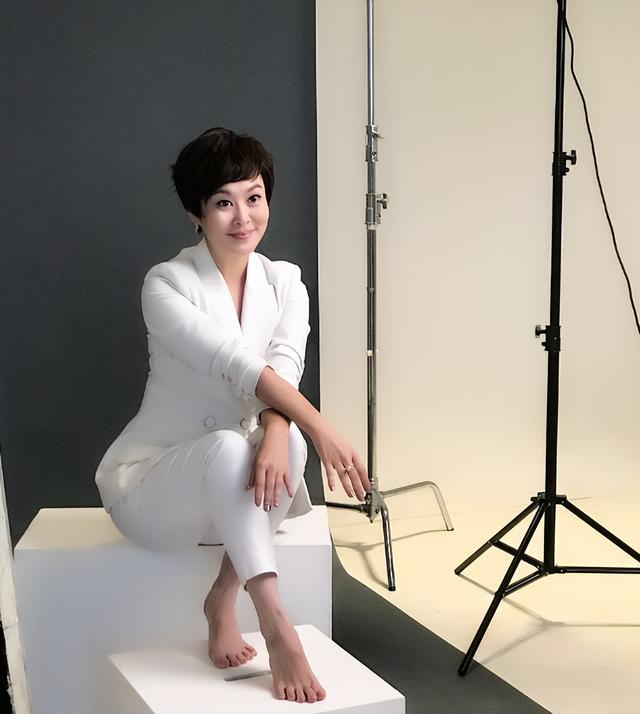 辽宁万人赞慕的著名主持人金霞,如今怎么样了?
