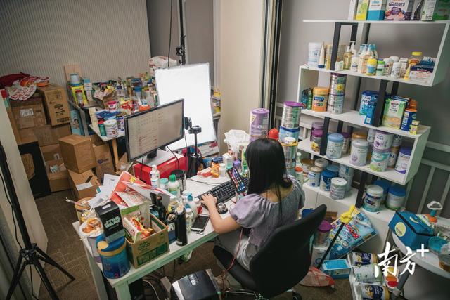 百万粉丝女主播的“双十一”之夜:凌晨3点下播后,她睡在了直播间