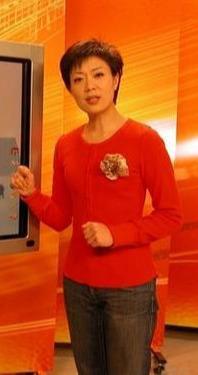 她是央视最美女主持,因直播“竖中指”被骂,如今46岁仍无儿无女