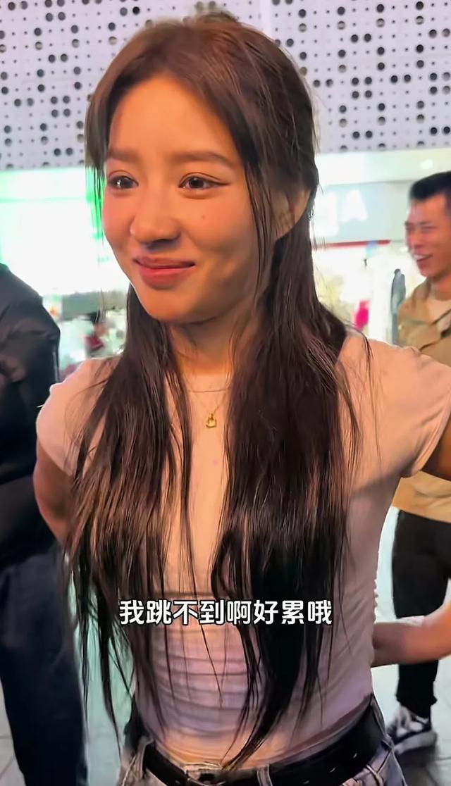 跳舞7年无人问,我爸保安天下知!这位漂亮女主播,真的与众不同