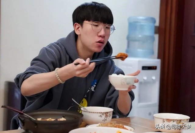 女主播直播手撕黑丝,还发出那种声音!水友:良心主播!