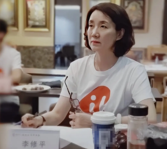 央视“首席女主播”李修平:42岁再嫁大10岁丈夫,至今无儿无女