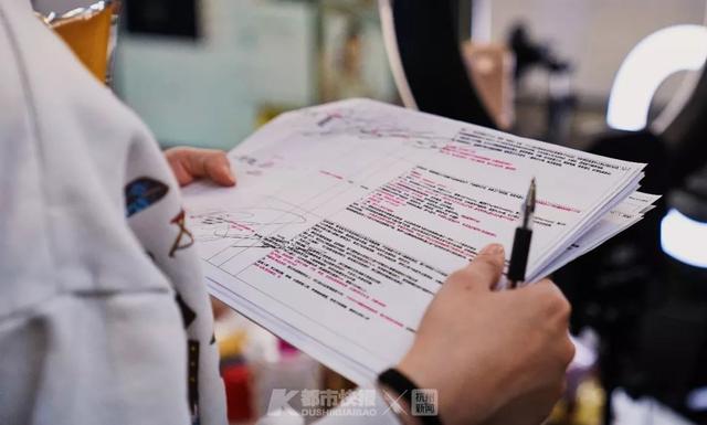 每天收六七百个快递,然后淘汰90%!快报夜访薇娅直播间,揭秘淘宝第一女主播的挑货经