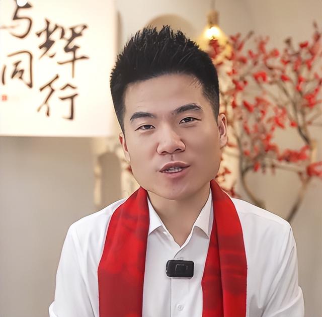 董宇辉晒宠物拜年上热搜,团队举动看出凝聚力,网友评论引热议