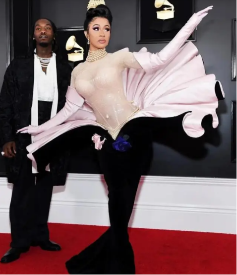 无下限!美国女星Cardi B表演尺度过大,扭胯与粉丝互动吓坏粉丝