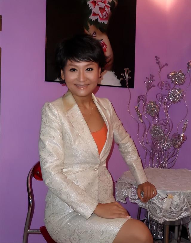 曾是知名主持人,为嫁美国富豪毅然辞职央视,婚后受虐却死不离婚