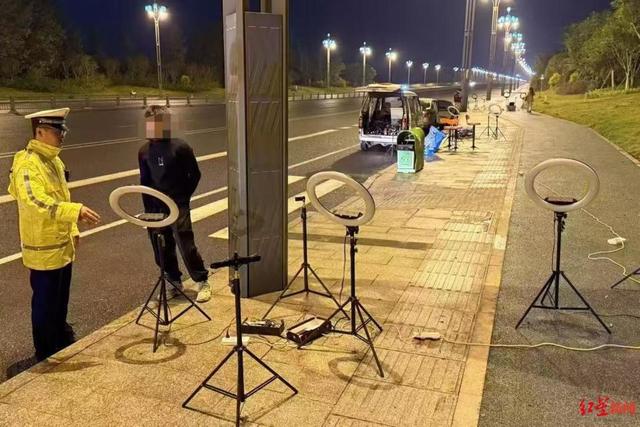 乐山一女主播路边直播时设备被撞追踪:女主播在非机动车道直播,被交警批评教育