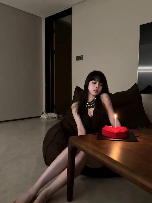 沫子透视装直播引热议,读私信内容曝光震惊网友!