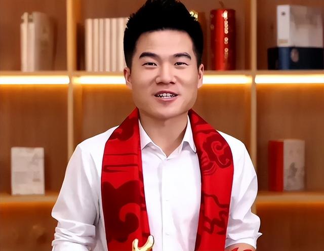 董宇辉晒宠物拜年上热搜,团队举动看出凝聚力,网友评论引热议
