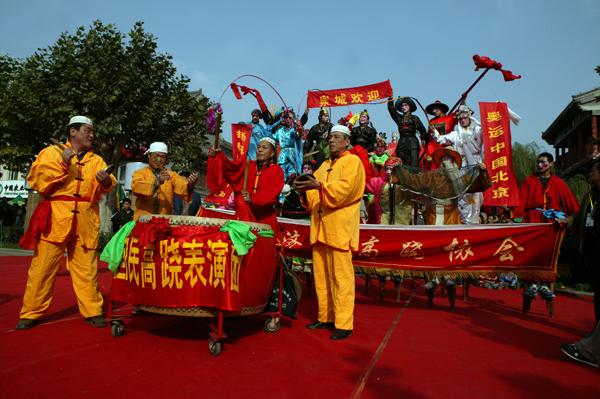 瞧,老济南过年的压轴大戏:锣鼓威风八面,大踩高跷