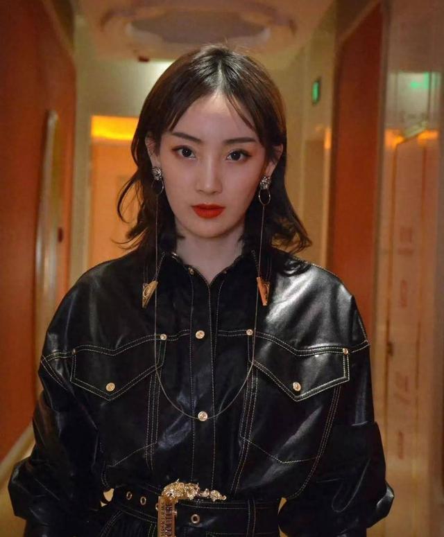 主持人马卉直播不雅照后续,频道栏目终止合作,主持节目画面曝光
