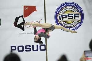 美女主播跳钢管舞(73岁的钢管运动“女神”：我会跳到跳不动的那天为止)