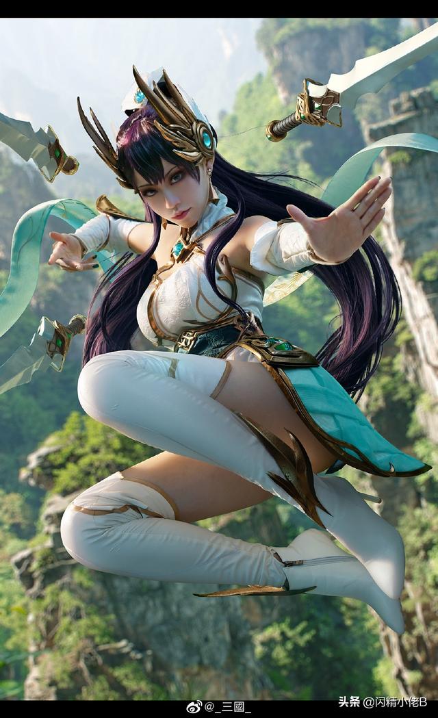 美女COS英雄联盟玉剑传说刀妹，皮肤真白