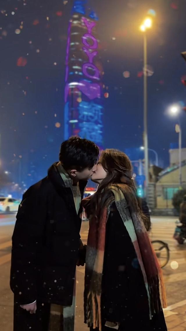 美女主持yoyo官宣恋情!与高富帅同事街头热吻,大厦表白灯超15万