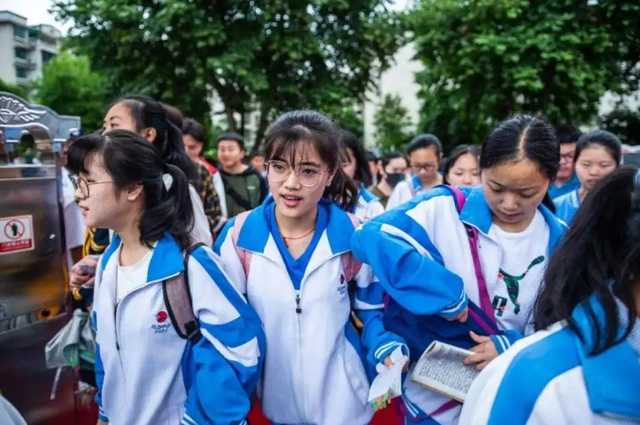 高考结束,18岁的女孩想做女主播赚钱,父母:不如去送外卖