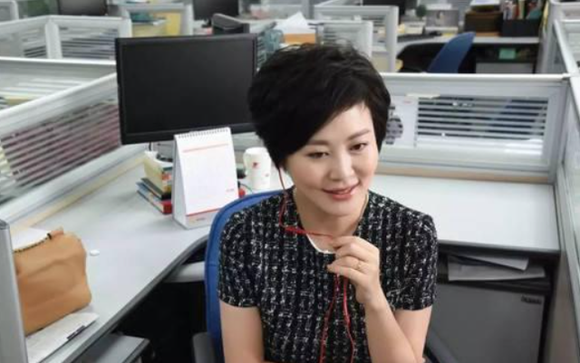 辽宁万人赞慕的著名主持人金霞,如今怎么样了?