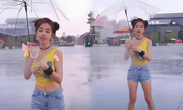 冯提莫户外直播遇到大雨，导致全身湿透，身材彻底暴露