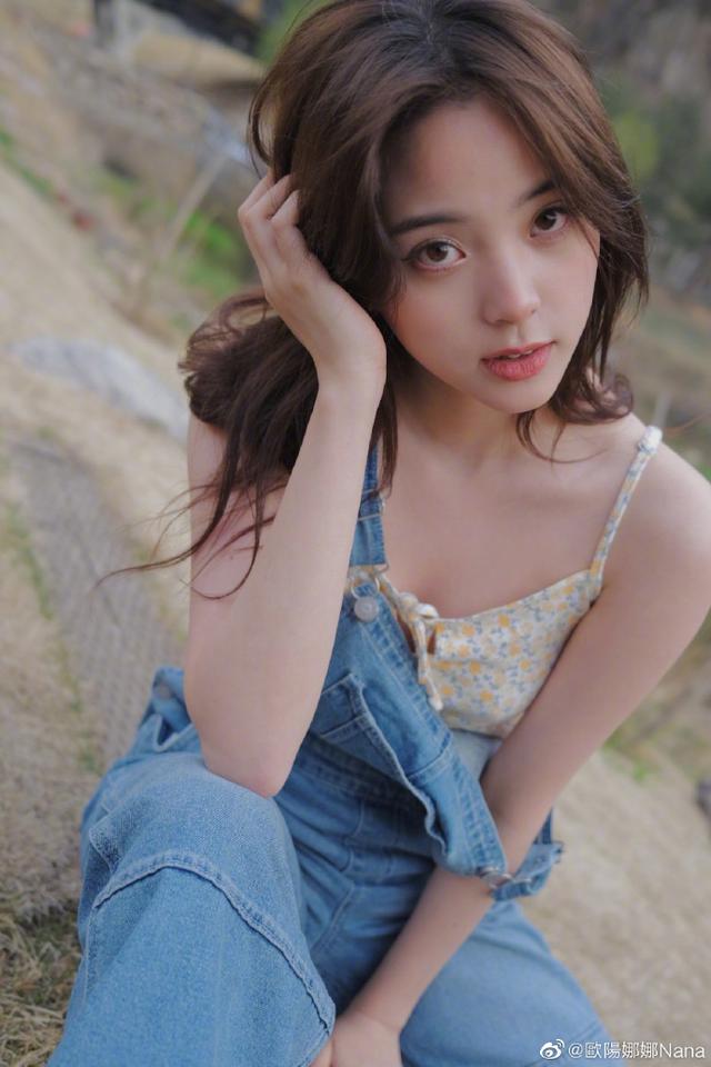 欧阳娜娜晒十二宫格美图 小碎花吊带夏日感十足