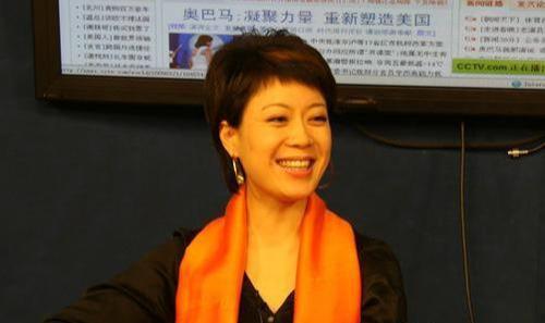 她是央视最美女主持,因直播“竖中指”被骂,如今46岁仍无儿无女