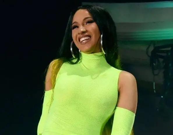 无下限!美国女星Cardi B表演尺度过大,扭胯与粉丝互动吓坏粉丝