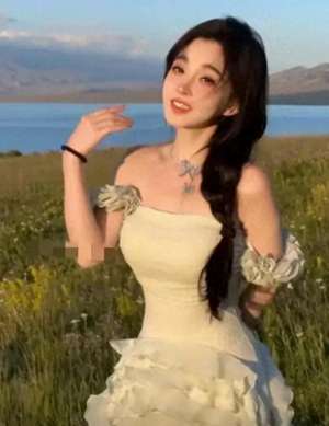 适合网络女主播唱的歌(暴雨湿身冯提莫冒雨直播，一首〈摇太阳〉神奇摇出雨中太阳)