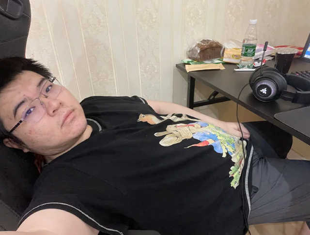 小悠穿白丝是真好看!做客姿态庄园澄清年龄,网友:保养的像18岁