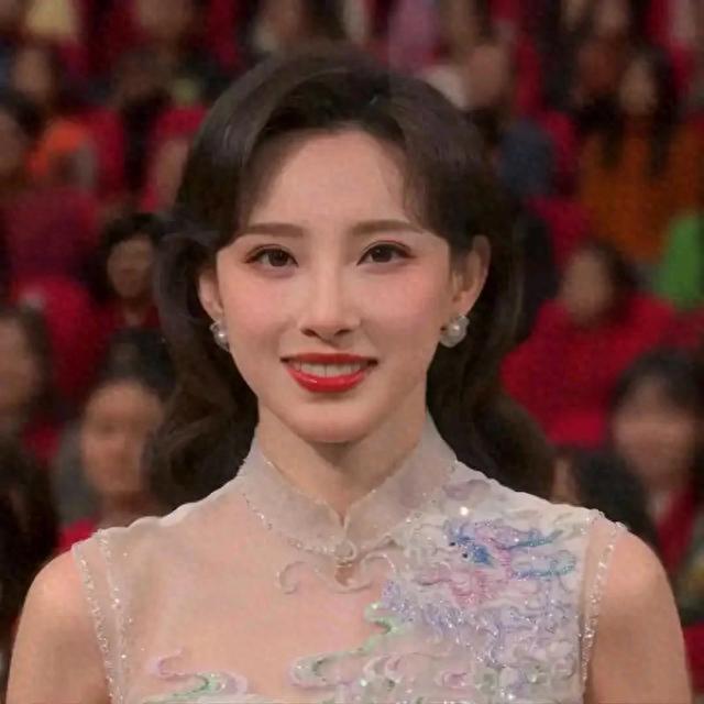 从泳装意外到央视一姐! 马凡舒逆袭十年 美貌与实力并存的春晚女神