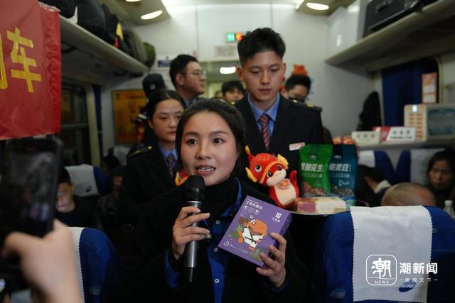 新春走基层丨现场“吆喝”下姜村土特产,她在列车上直播带货