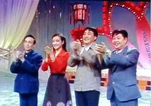 女主播骂观众(违反规定唱禁曲，开口大骂观众，现场一片混乱，这届春晚成巅峰)