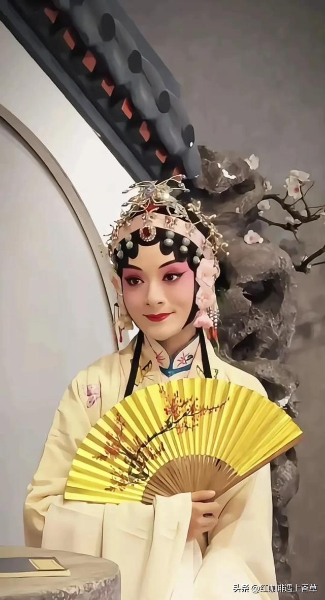 《与辉同行》美女主播安安,原名郭萍艳,云南哈尼族人,能歌善舞