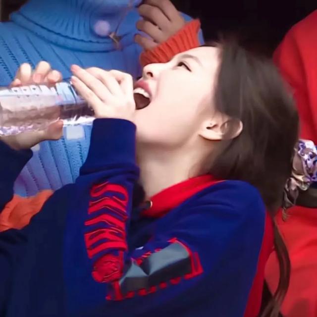 BLACK PINK成员Jennie奶里奶气可爱头像