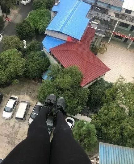 南昌女孩微博“直播跳楼自杀” 网友全城寻人:“大家都陪着你”