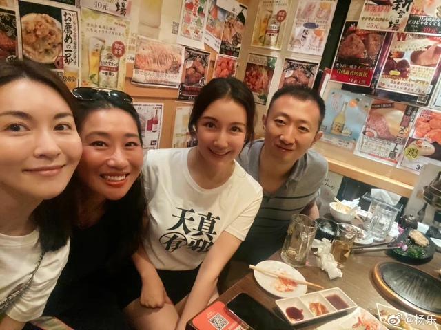 杨乐和赵若虹夫妇国庆吃烤肉!赵小姐脸肿被人怀疑做了填充