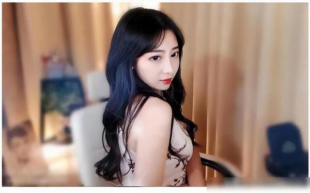 女主播忘关摄像头,换衣全过程被直播,画面让人不堪入目