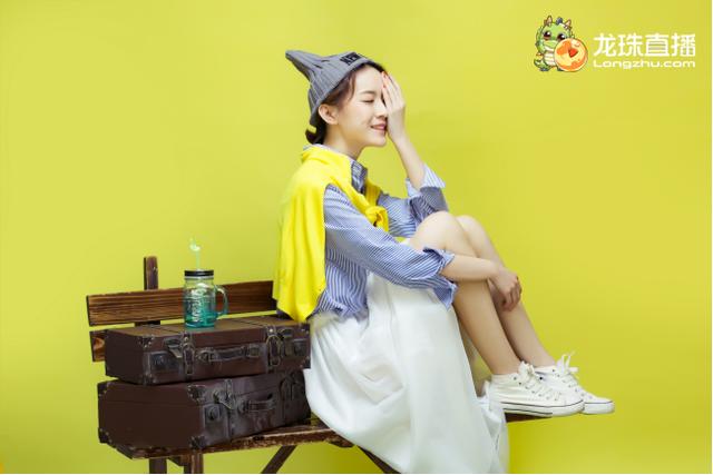  龙珠美女主播又撞脸 周冬雨开直播玩DNF？ 