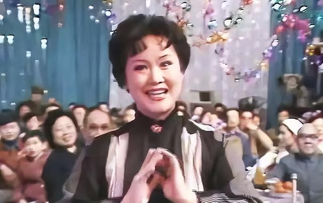 违反规定唱禁曲,开口大骂观众,现场一片混乱,这届春晚成巅峰