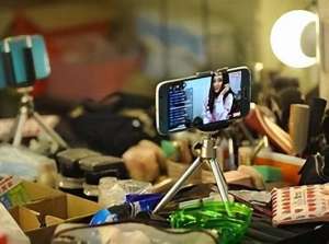 女主播直播玩胸(女主播为推销隆胸产品，当场在直播间脱衣服，超40万人在线观看)