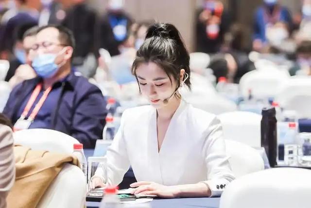 薇娅“消失”2年后再现!年会热舞惊艳全场,又盯上了更赚钱赛道