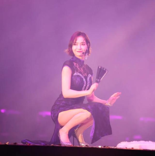 女星舞台旗袍激情舞蹈,妩媚神情太撩人!