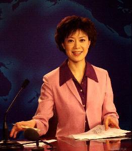她是央视最美女主持,因直播“竖中指”被骂,如今46岁仍无儿无女