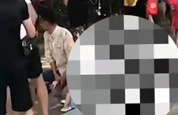 女网红直播打屁股和学狗爬:丑态百出