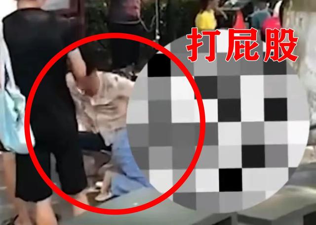 女网红直播打屁股和学狗爬:丑态百出