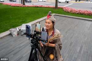 闪现的女主播(女版济公闪现外滩9万粉丝女主播大秀才艺，路人：真的辣眼睛)