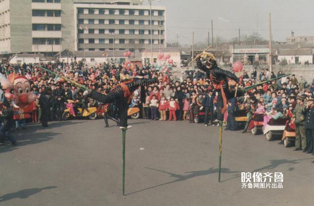 瞧,老济南过年的压轴大戏:锣鼓威风八面,大踩高跷