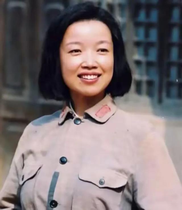 主持人黄薇:和蔡国庆青梅竹马,照顾瘫痪父亲11年,母亲让她落泪