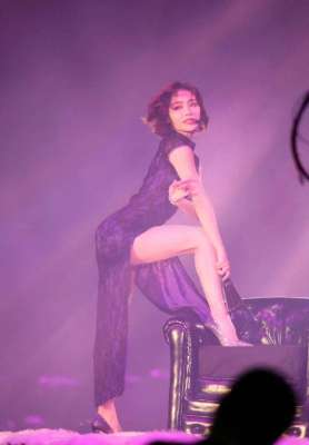 女主播热舞旗袍(女星舞台旗袍激情舞蹈，妩媚神情太撩人)